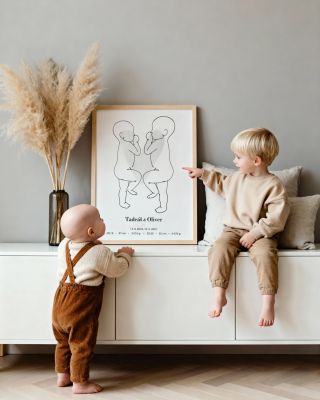 Často se ptáte, jestli plakát se dvěma miminky musí být jen pro dvojčata. Nemusí. A právě to je na něm krásné. 🤍 Na jeden...